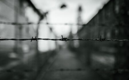 Stacheldrahtzaun in Auschwitz: Gibt es so etwas wie eine typische German Angst? Foto: Adobe Stock / Jiri Castka