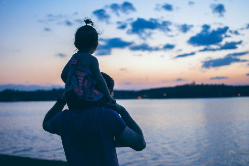 Elternzeit Tochter Vater am Stand Wasser