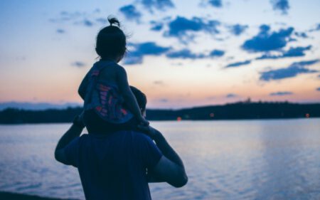 Elternzeit Tochter Vater am Stand Wasser